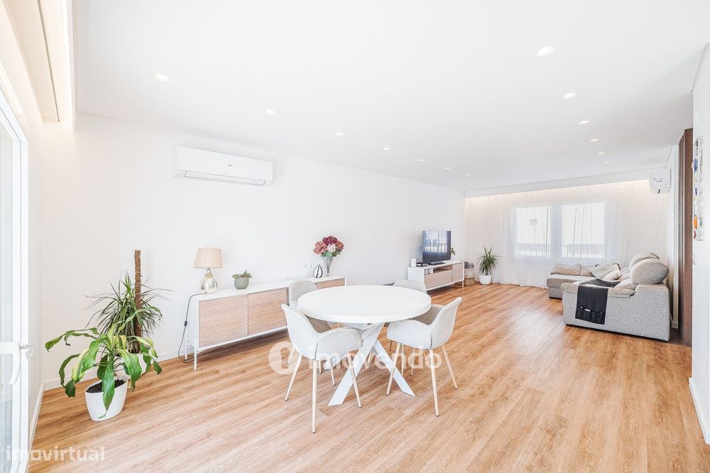 Moradia T3+1 moderna, com garagem e áreas amplas, em Alcochete