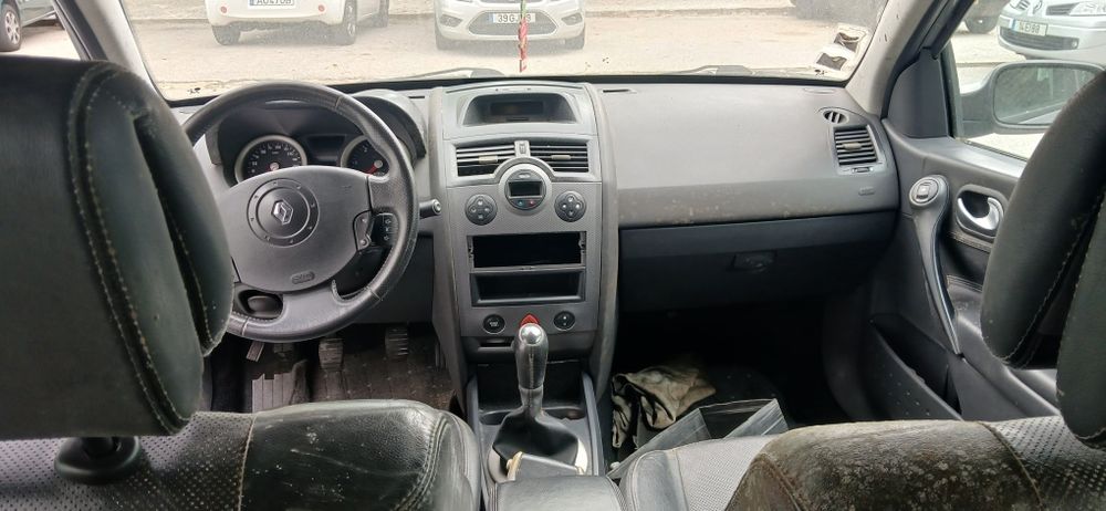 Vende-se renault megane 1.5 dci ano de 2004,gasóleo de 5 velocidades com imposto pago e inspecção.
