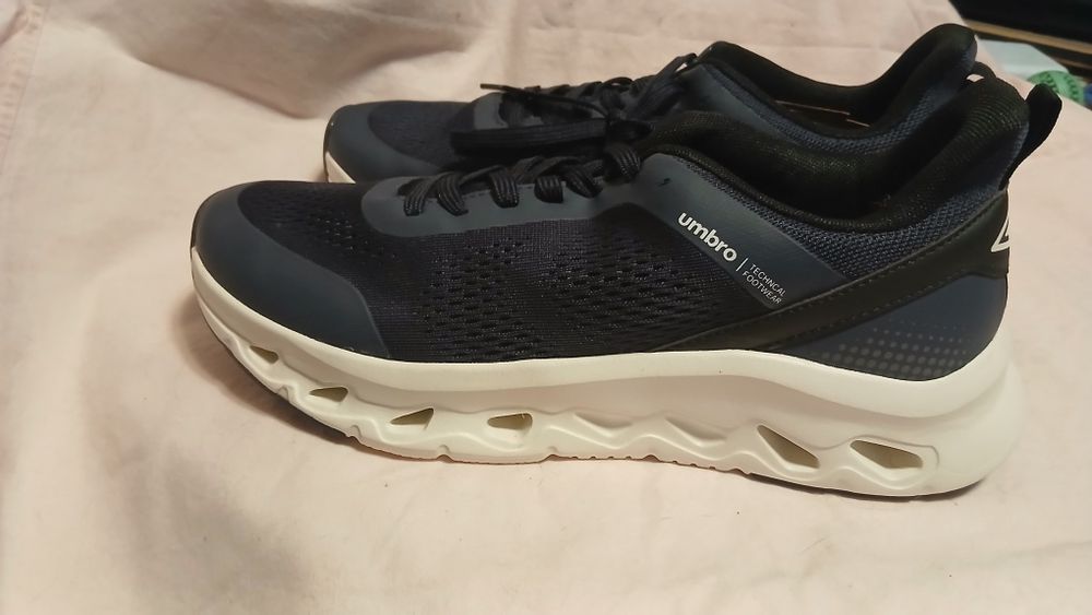 Фірмові кросівки Umbro