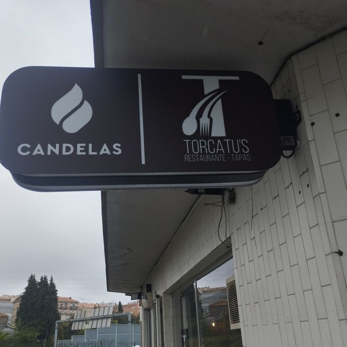 Toldo e reclame urgente luminoso como novos