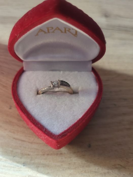 Złoty pierścionek pr 333 z cyrkoniami