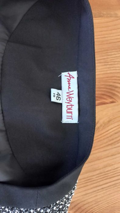 Casaco de senhora,  Anne Weyburn