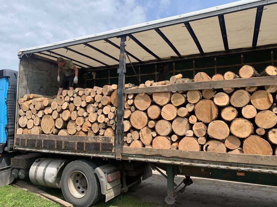 Дрова колоті, дубові кругляк, метровки – продаж і доставка.