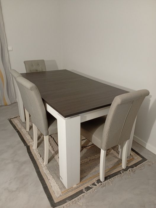 Mesa extensível com 6 cadeiras