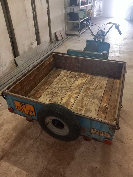 Motorizada Zündapp Famel, 1979, a trabalhar com documentos