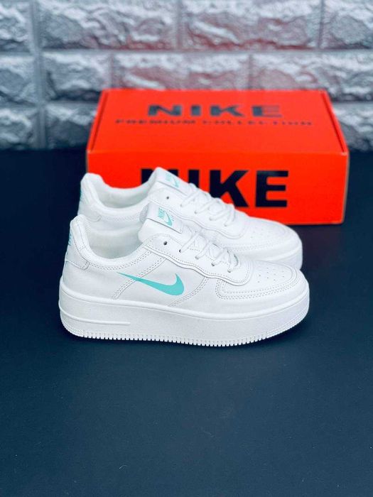 Стильные кожаные найки молодежные красовки Nike / яркие кросы на лето