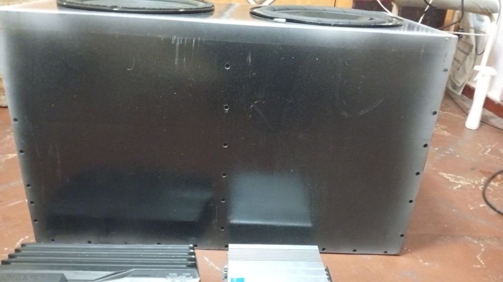 Продам два саба короб и два усилка