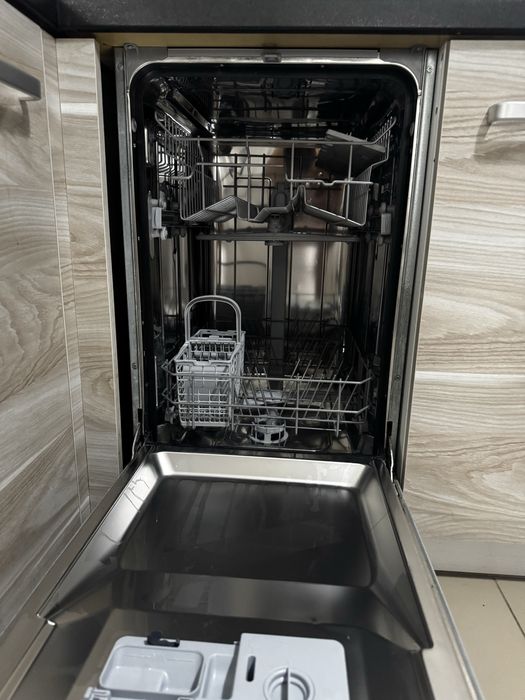 Посудомийна машина HOTPOINT LSTB6B00 EU