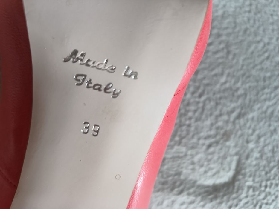 Włoskie skórzane buty w rozmiarze 39.