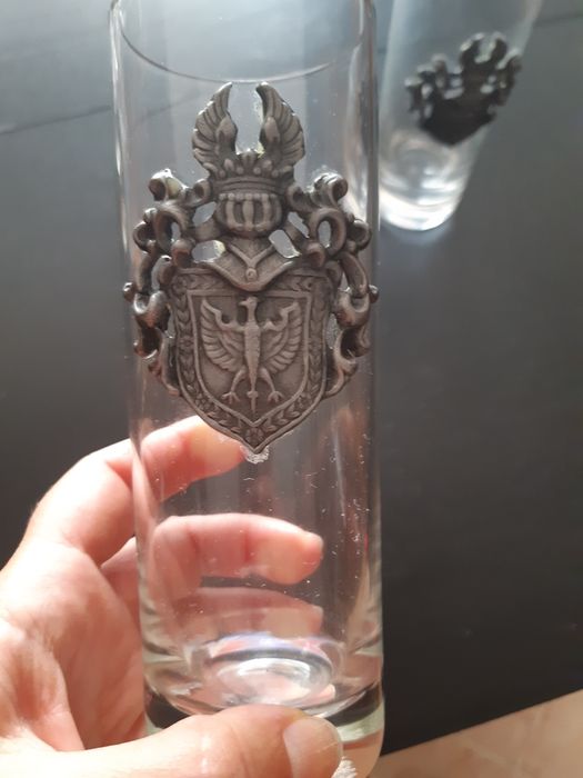 Copos de vidro e estenho