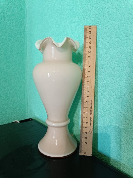 Продам вазу з молочного скла