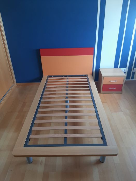 Cama de solteiro mais mesa de cabeceira64309719067778121
