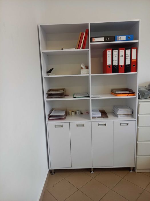 regał w kolorze białym