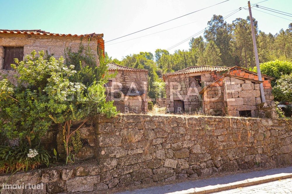 Conjunto Habitacional de 5 Moradias para Recuperar em Aboadela