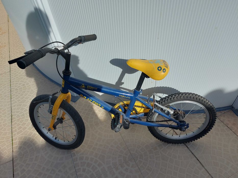 Bicicleta de criança azul e amarela