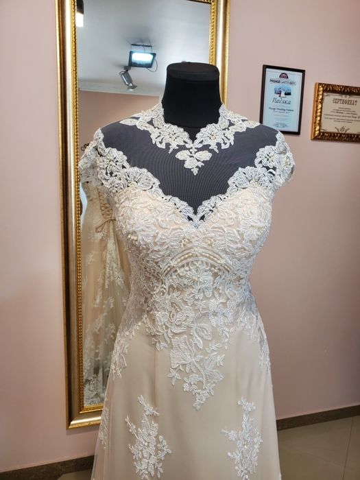 Весільна вишукана сукня