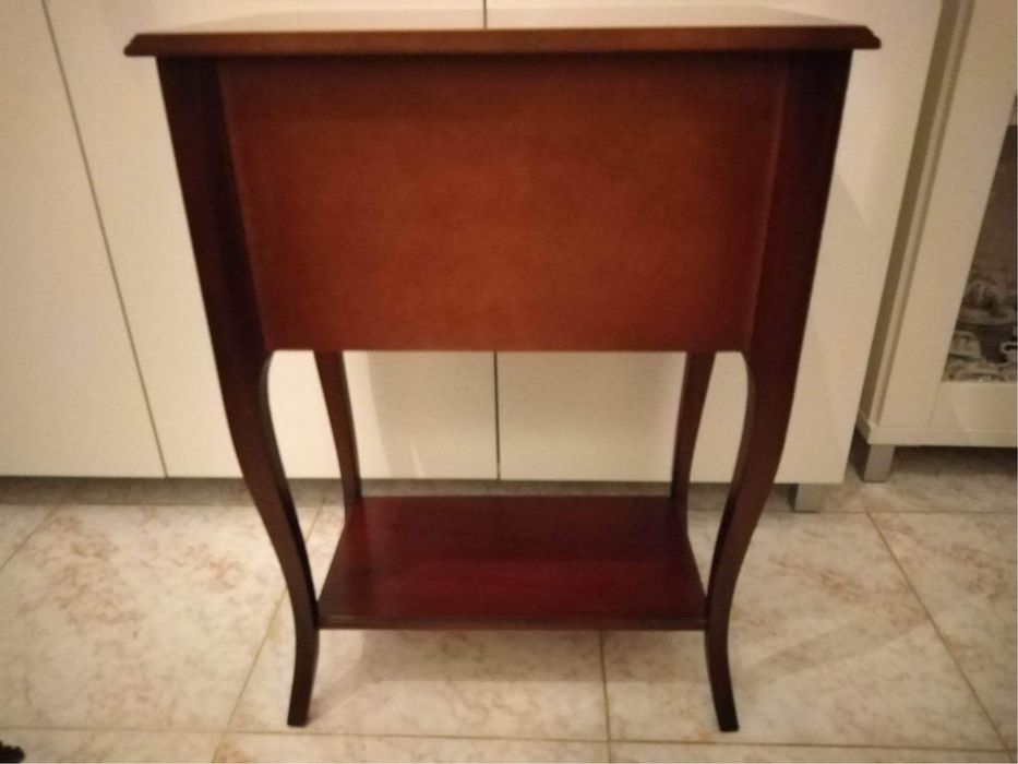 Elegante Consola/Aparador Clássico em Madeira