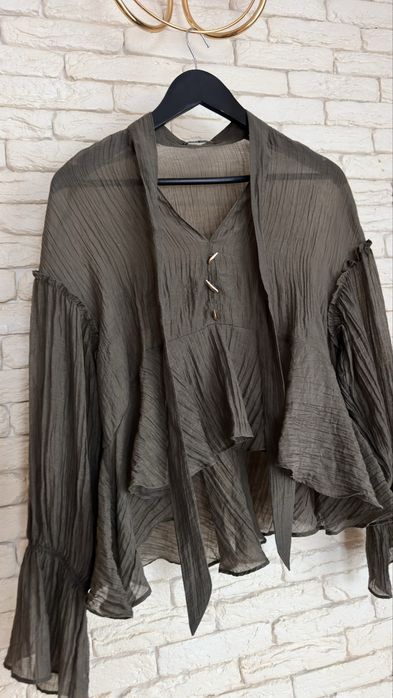 Блуза в кольорі хакі.