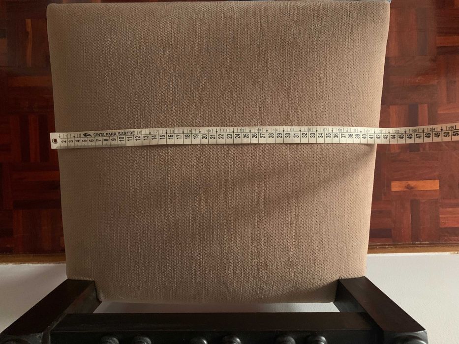 2 Cadeiras de Madeira Escura