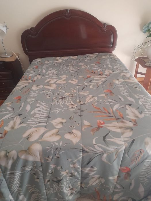 Quarto com cama, mesinhas de cabeceiras ,comoda e armario