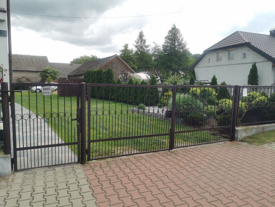 Brama wjazdowa dwuskrzydłowa z furtka