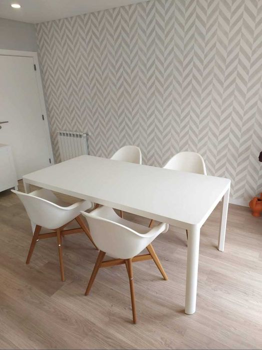 Mesa e cadeiras brancas Ikea, junto ou separado.