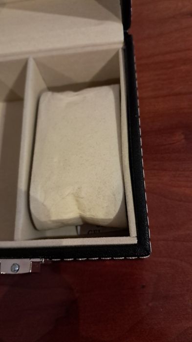 Caixa em couro sintético para guardar relógio