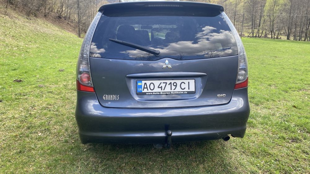 Мітсубісі грандіс.