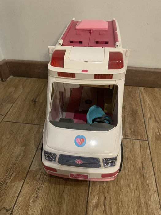 Duża karetka dla Barbie