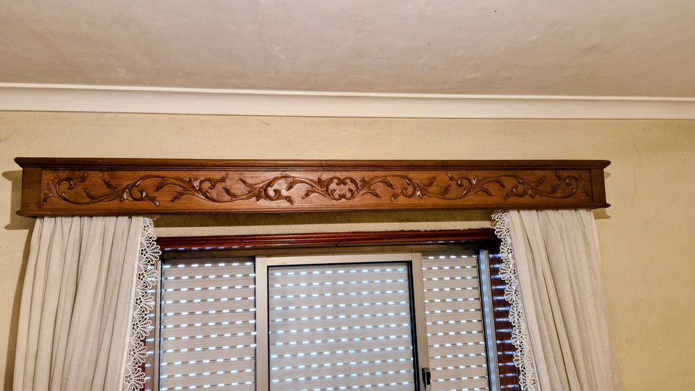 Sanefa para cortinados em madeira trabalhada