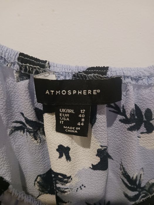 Top azul com flores da Primark