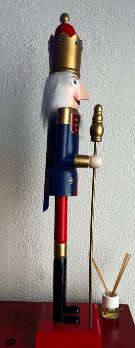 Quebra-nozes soldadinho em madeira – 90 cm com cetro dourado
