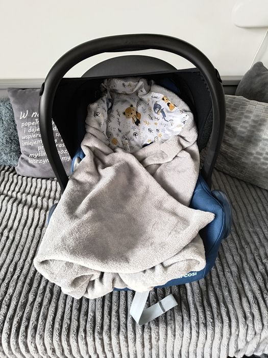 Fotelik i dwie bazy ISOFIX maxi Cosi cabrio fix 0-13 granatowy