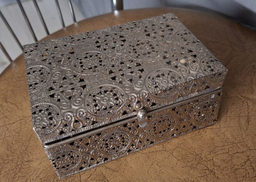 Ażurowa metalowa szkatułka z lustrem