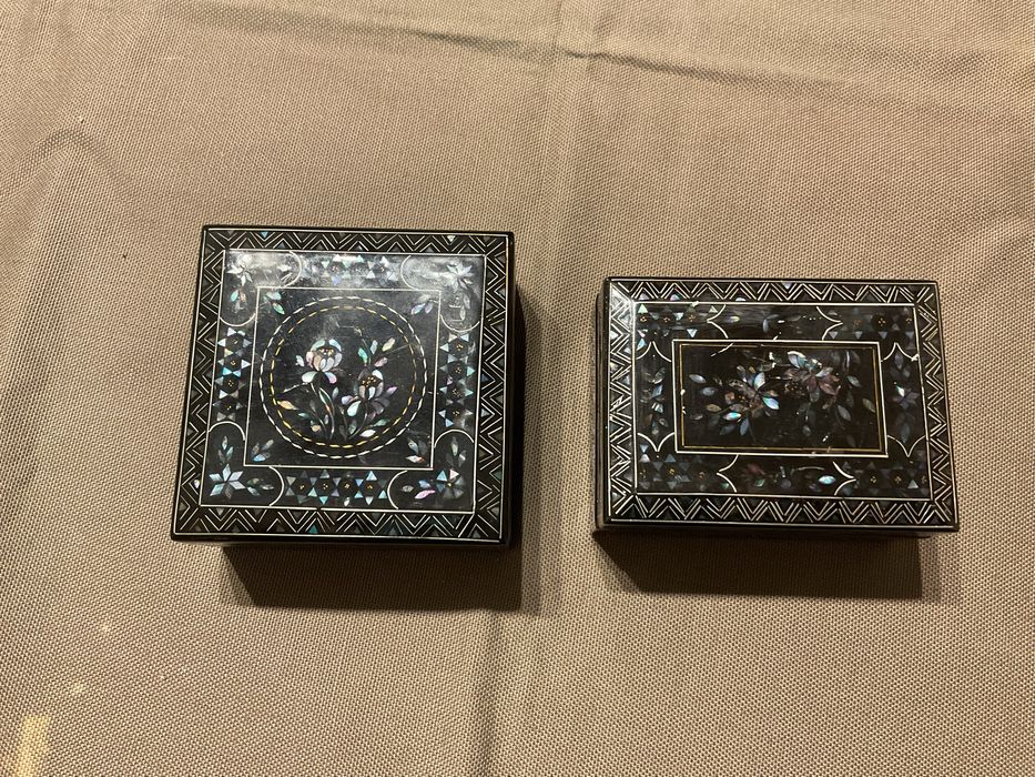 Duas peqeunas caixas chinesas lacadas com incrustações