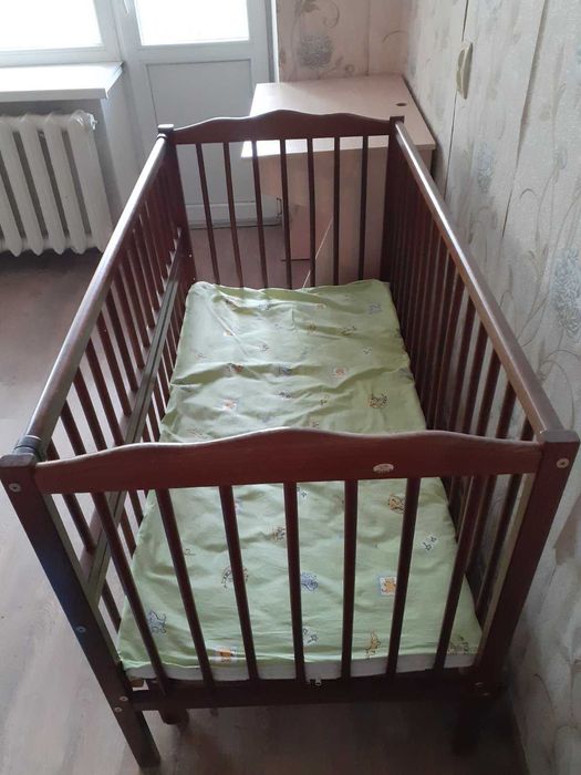 Детская кроватка с маятником и матрасом