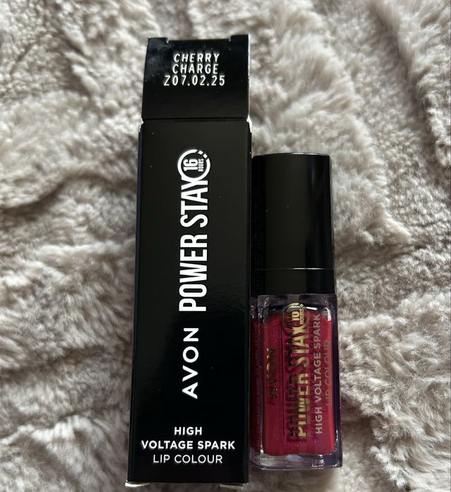 Lśniąca szminka w plynie Avon