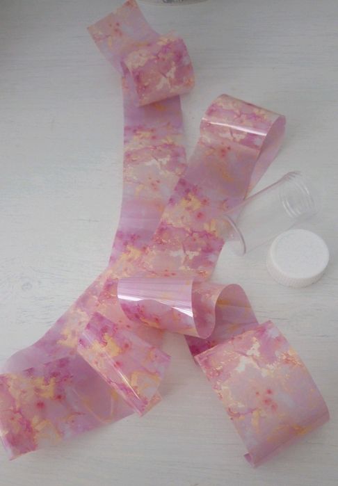 Folia do zdobienia paznokci długa 125 cm, szerokość 4 cm w pudełeczku