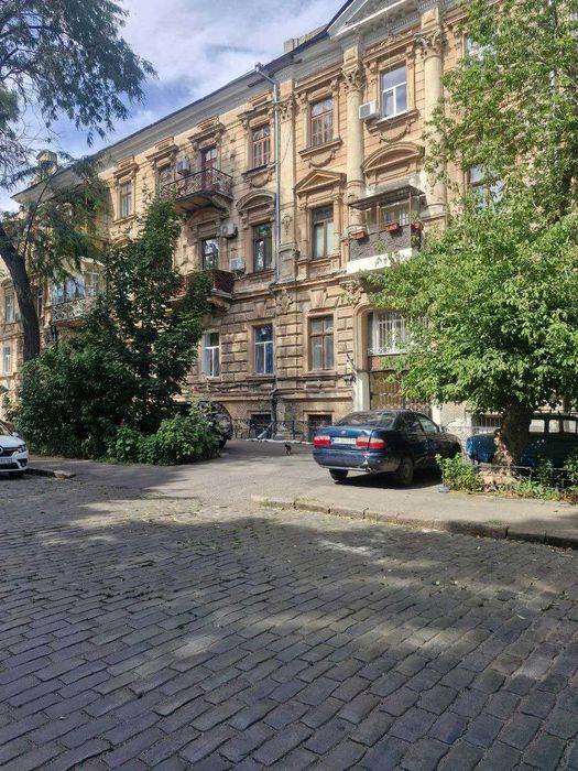 Центр  Продам фасад 46+42 кв.м  возле Нового рынка