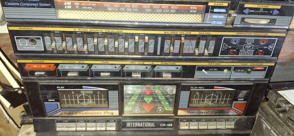 Магнітола в ідеальному стані все працює.