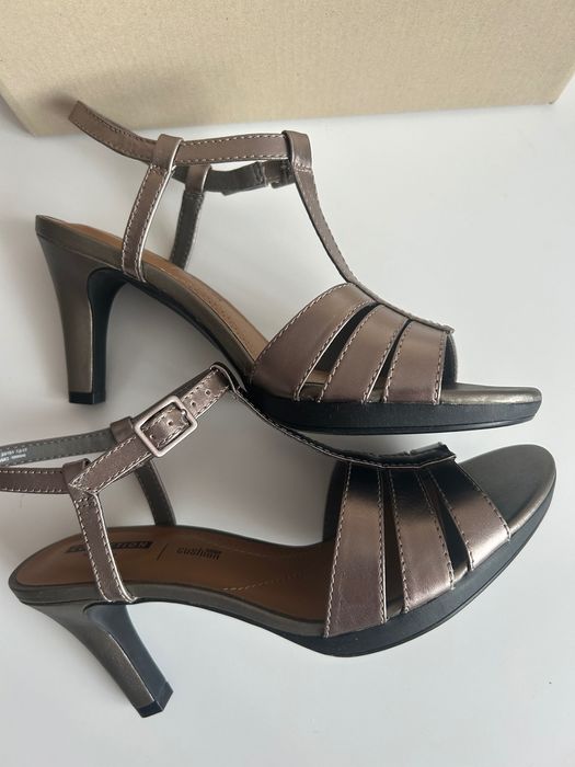 Босоножки Clarks adriel tevis в размере 5,5 d uk на стопу 24-24,5 см.