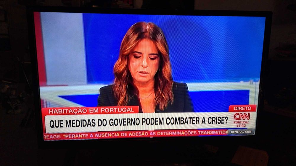 TV Kunft 32" em óptimo estado, com comando e disco de 1GB, resolução 1920x1080. Manual de utilizador em Português.