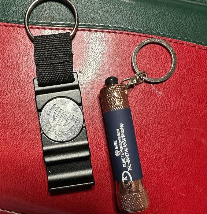 Брелок на ключі і фонарик