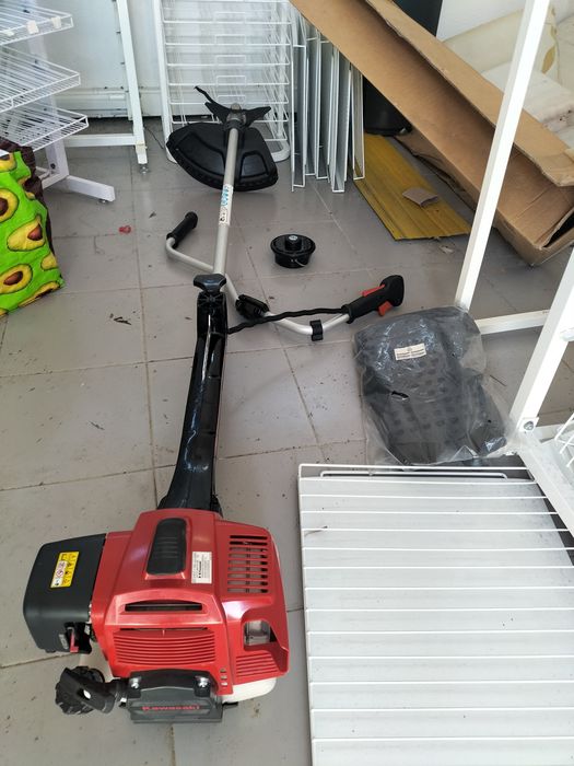 Roçadeira profissional Kawasaki TJ 53 e