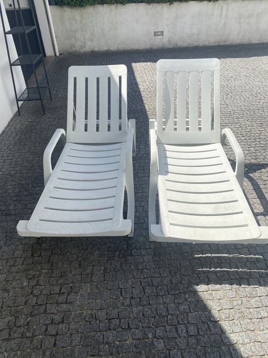 Vendo duas espreguicadeiras de exterior em plastico brancas.