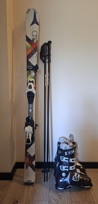 Zestaw narciarski: narty, kije, buty, kask, gogle