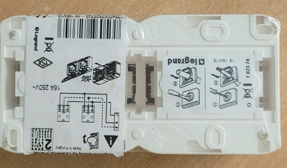 Розетка подвійна 2х2к+З  накладна IP44 біла (782374) Legrand Quteo
