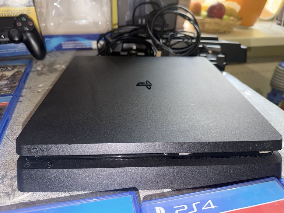 Продам Sony PlayStation 4 Slim 1TB+12дисків+2 геймпада