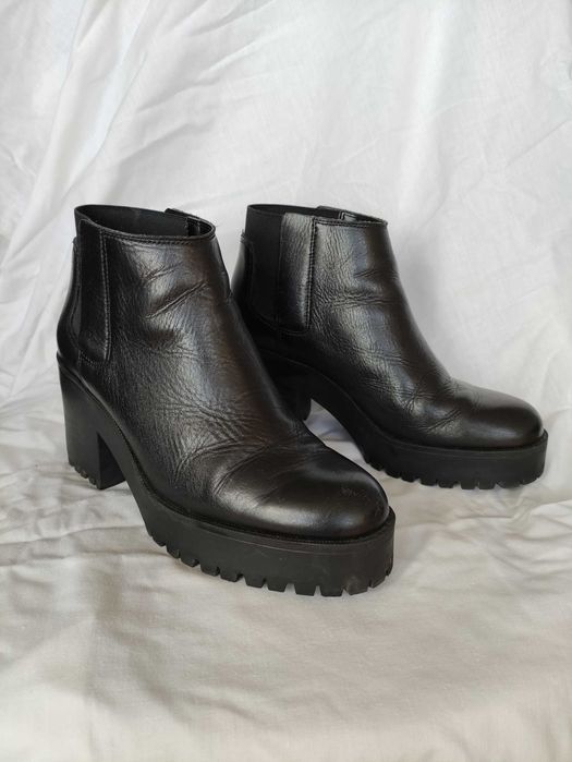 Botas pretas pelo tornozelo, com salto médio