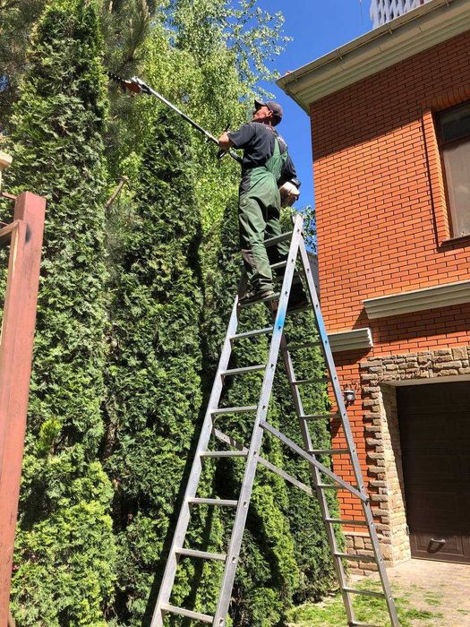 Садовник.Обрезка сада обработка от вредителей.